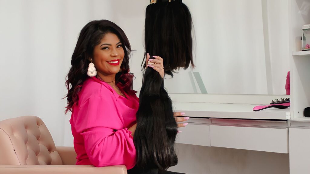 géssica núbia segurando mega hair no salão de beleza