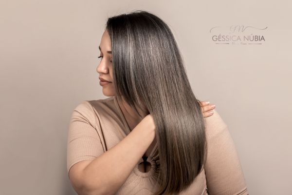 foto de uma mulher com mega hair e fita adesiva